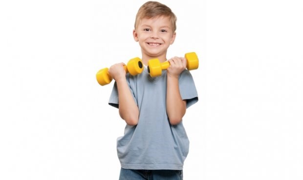 Выполнение упражнений с гантелями для детей